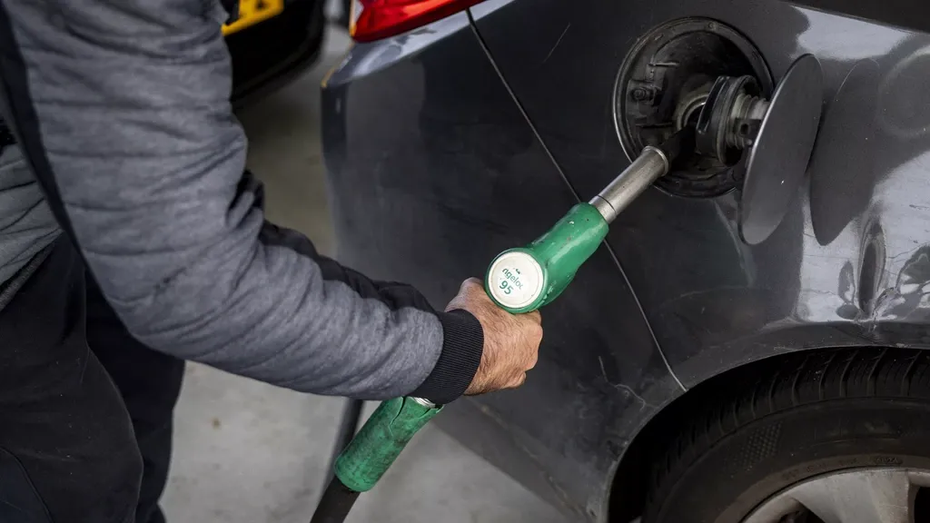 Petrol at the pump a bit cheaper again despite costly oil