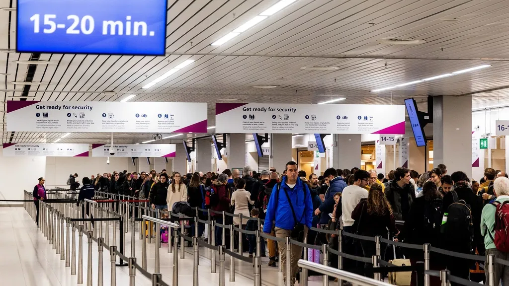 Schiphol security staff to stage short quarter-hour stoppages tomorrow and the day after
