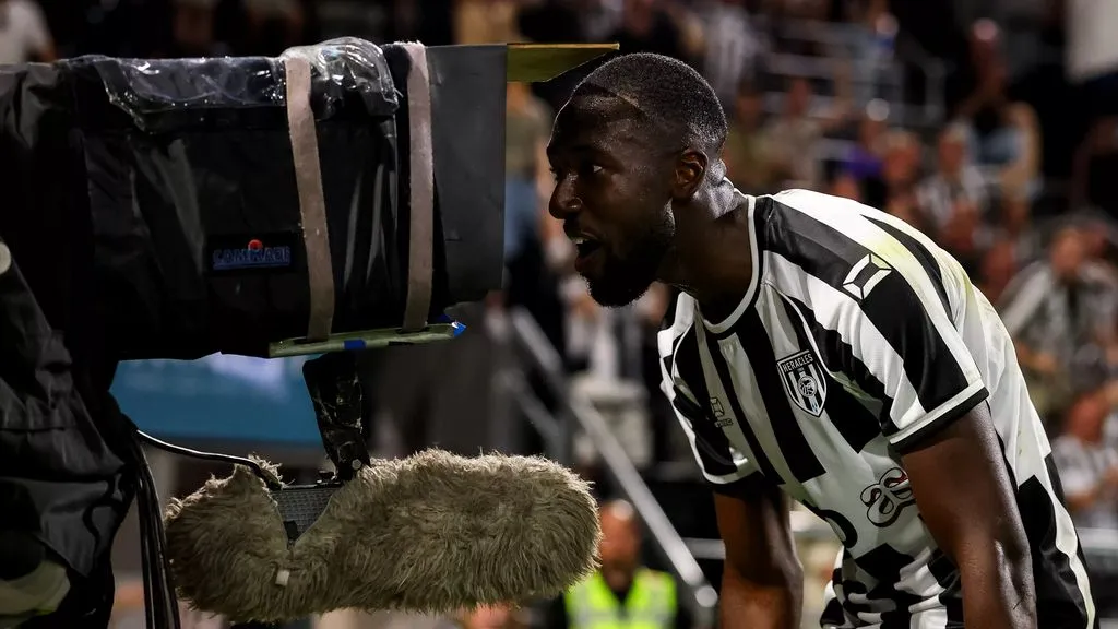 Heracles striker N'Djoli back in the spotlight, Breda rallies behind Seuntjens in a heartbreaking moment