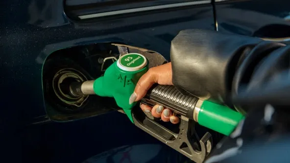 Gasoline price smashes records, yet motorists keep driving