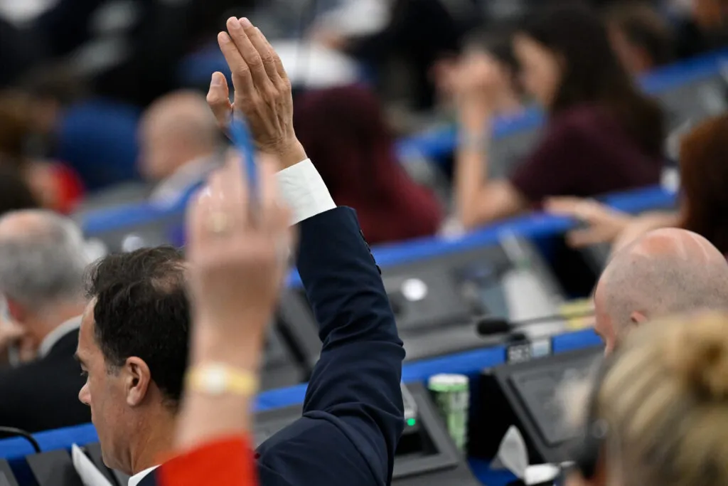 Parliament split over carbon rules paves way for conservative deal with the right