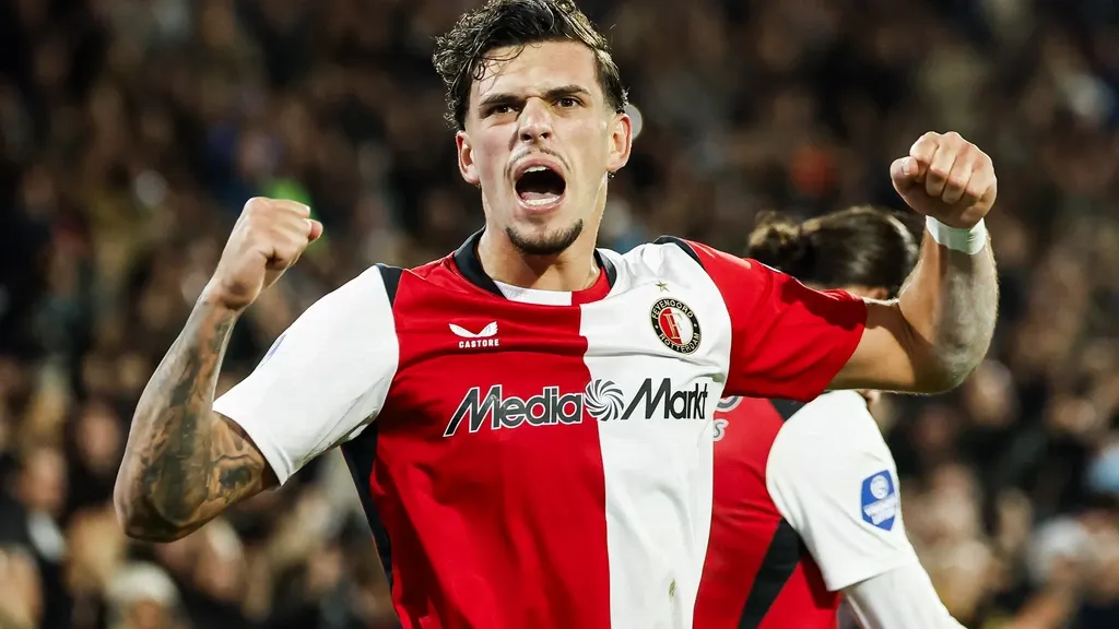 Feyenoord climbs to Eredivisie summit after big win over AZ