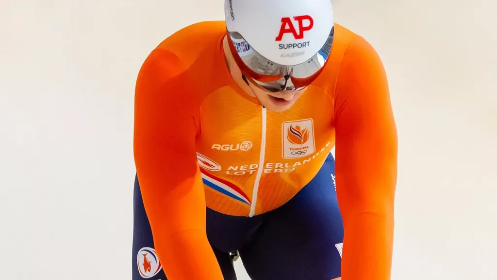 Hoogland knocked out early in keirin upset at Track Worlds, Lavreysen advances