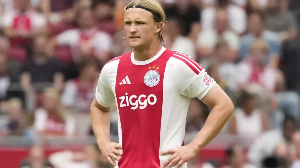 Ajax striker Dolberg sidelined long-term after ACL surgery