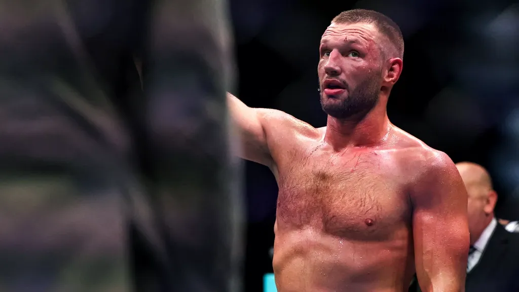 De Ridder secures first UFC win in new weight class
