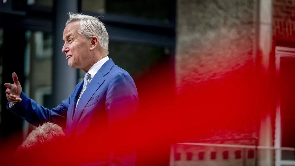 Cabinet aims to cut 25,000 national civil servants, excluding police and defence