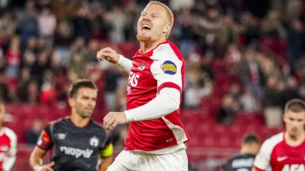 Substitute Meerdink scores with first touch to give AZ win over Hapoel