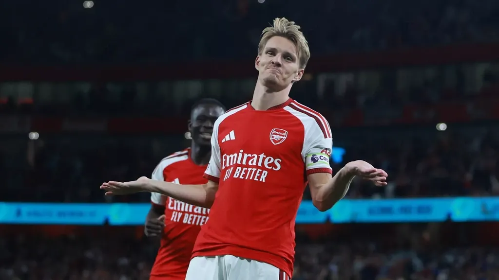 Champion Arsenal opens season with an easy win over promoted Coventry City