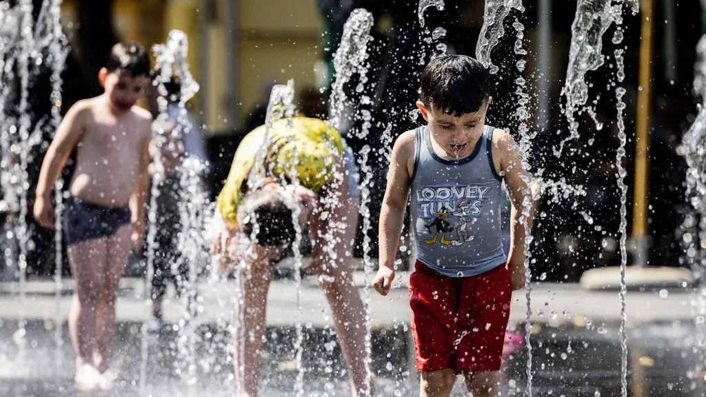 Less spending during red heat warning, especially outside cities