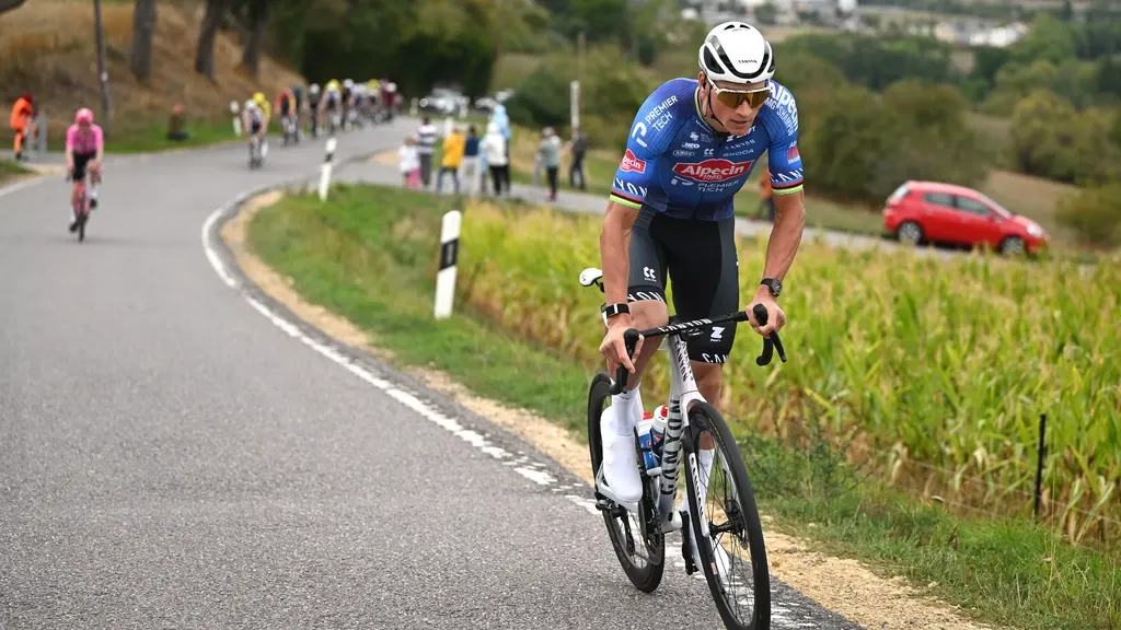 Monster solo by Van der Poel impresses the peloton: 'At the Worlds he's definitely among the favourites'