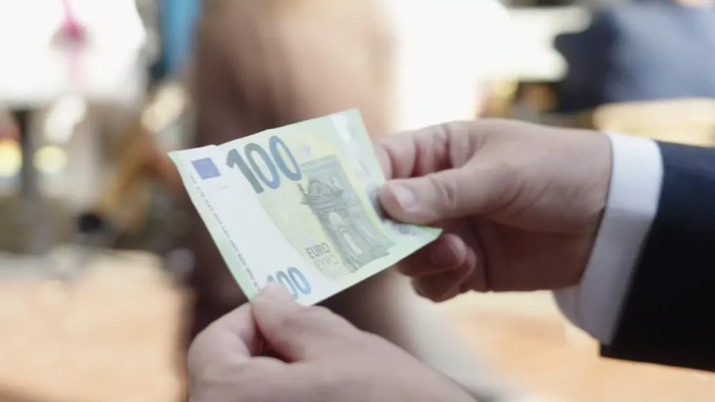 'Have you got change from 100?' Larger notes in ATMs seem to catch on