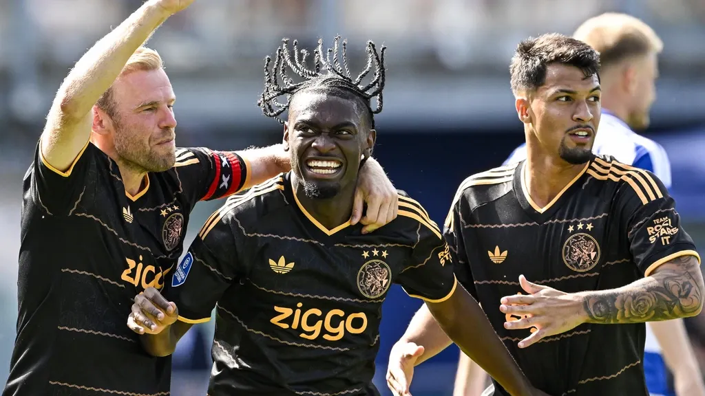 Ajax grinds out hard-fought win in Zwolle after PEC reduced to ten