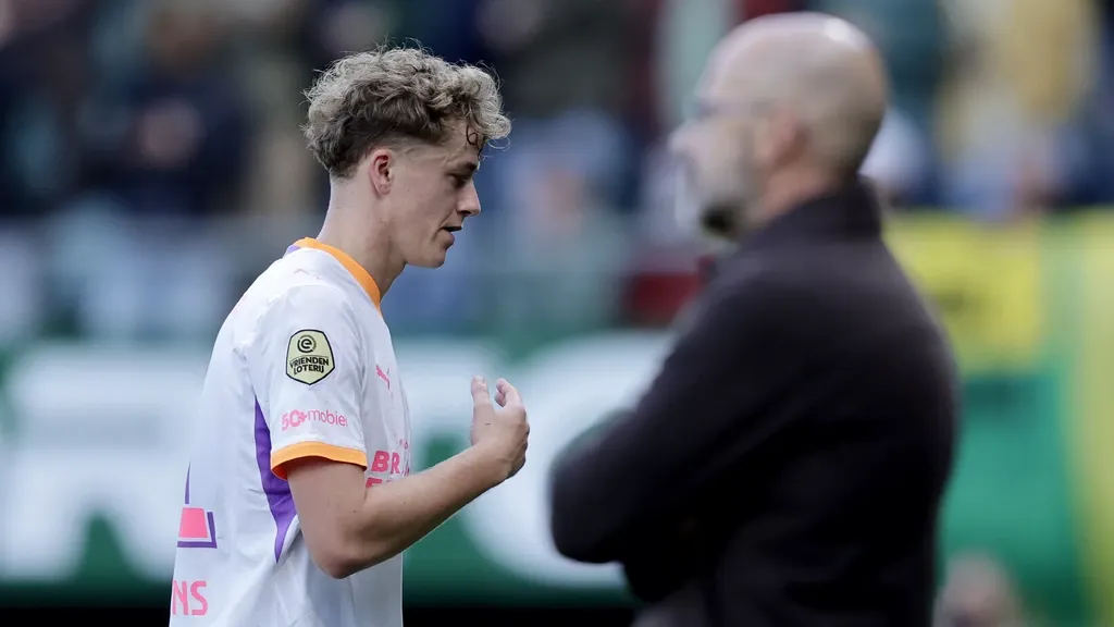 Mijnans apologizes to teammates after red card: 'Stupid foul'