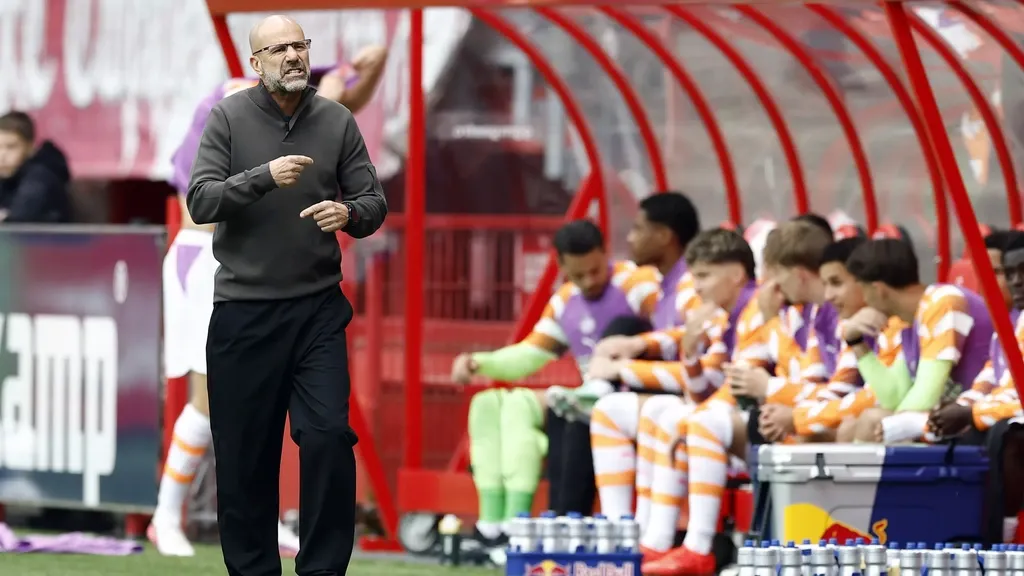 PSV coach Bosz 'sick to his stomach' after first defeat of the season: 'We should have won'