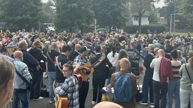 250 guitarists gather in Hilversum to honor John Mayer's milestone blues album