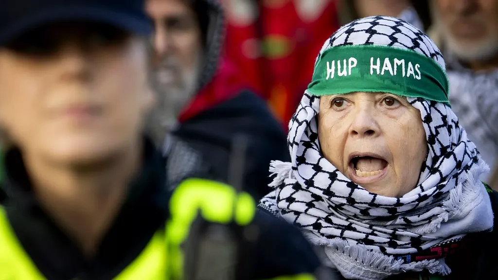 Van Weel to Speak with Mayor Halsema About Hamas Support at Demonstration