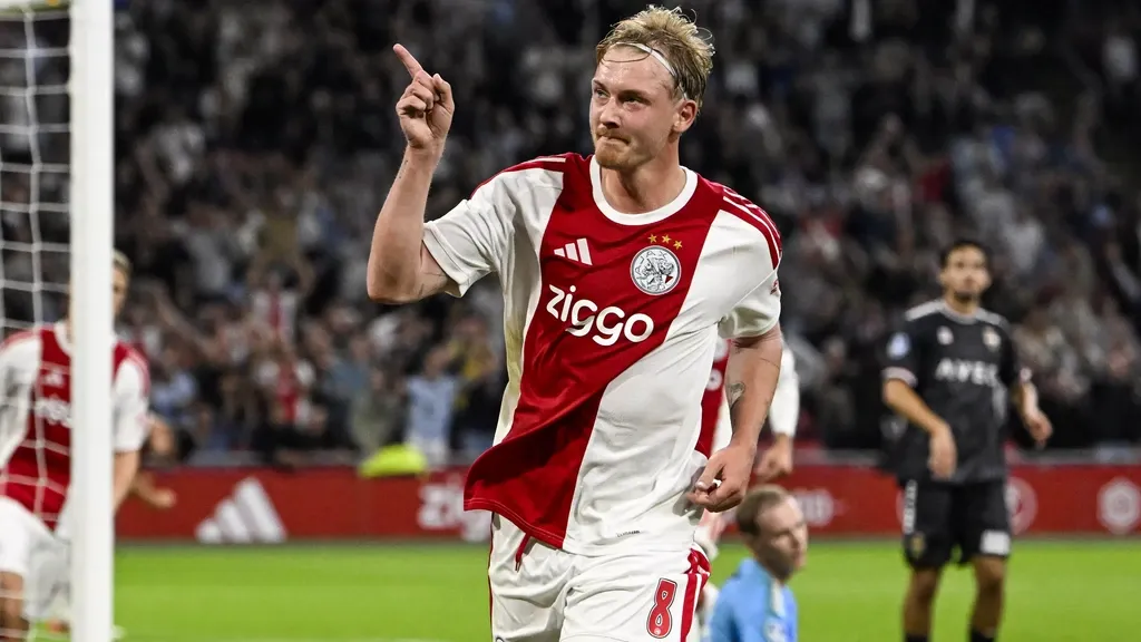 Ajax breezes to 5-1 win over Willem II with standout Gloukh and Brandt