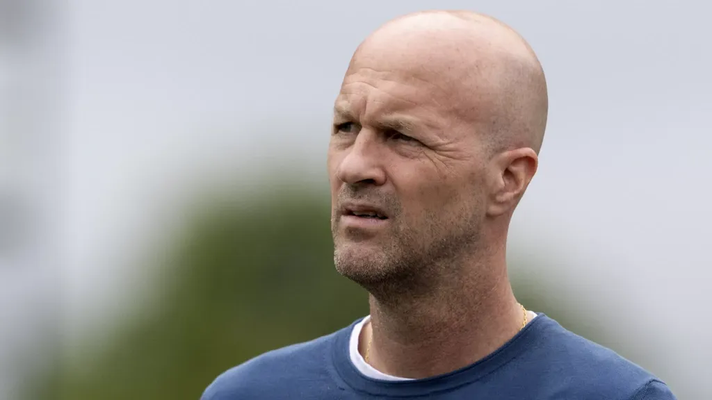 Ajax must close gap with PSV, says Cruijff: 'Season can't be over by December'
