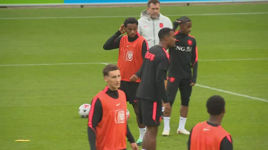 Jurriën Timber back in Oranje training as preparation for Germany match starts in chaotic fashion