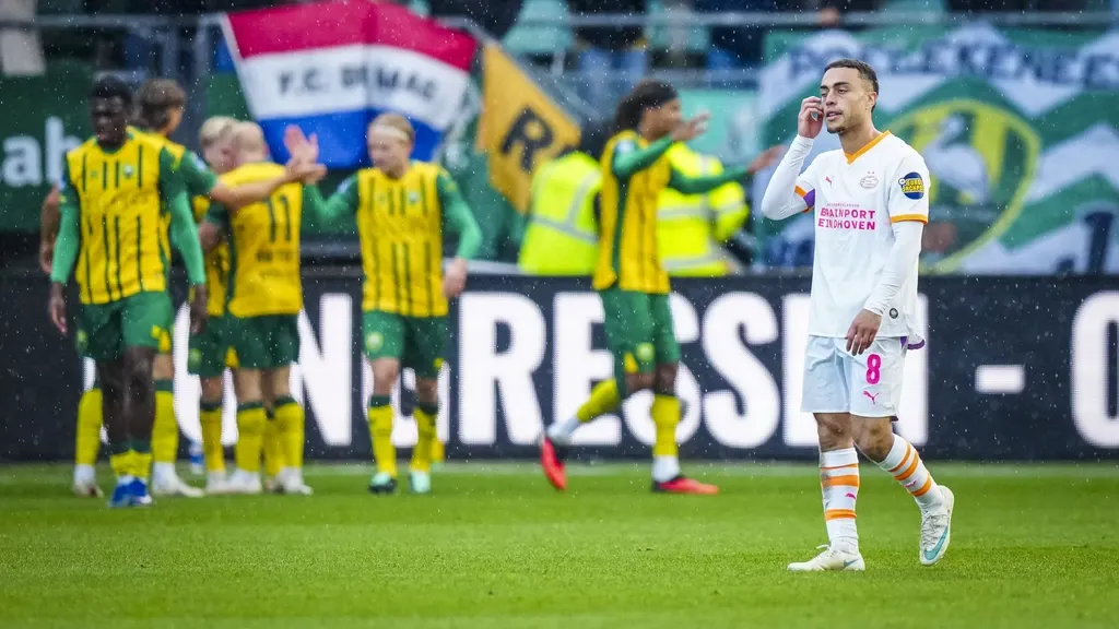 Ten-man PSV loses at ADO Den Haag in absolute dying moments