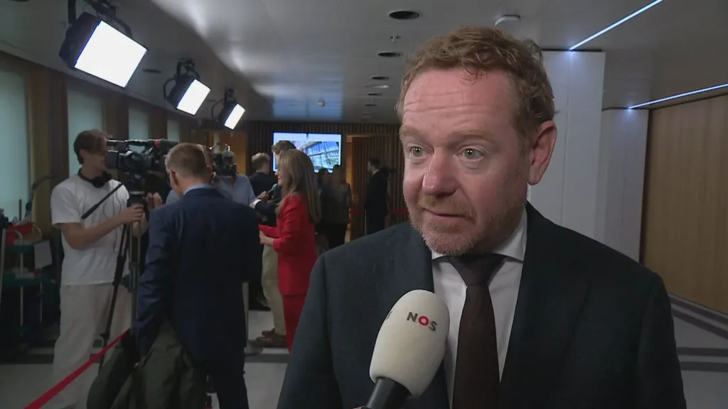Van Weel understands Mayor Halsema’s reasons for not acting against Hamas banners