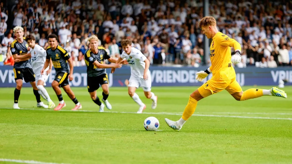 Two goals from goalkeeper Koeman earn Telstar a point against Cambuur