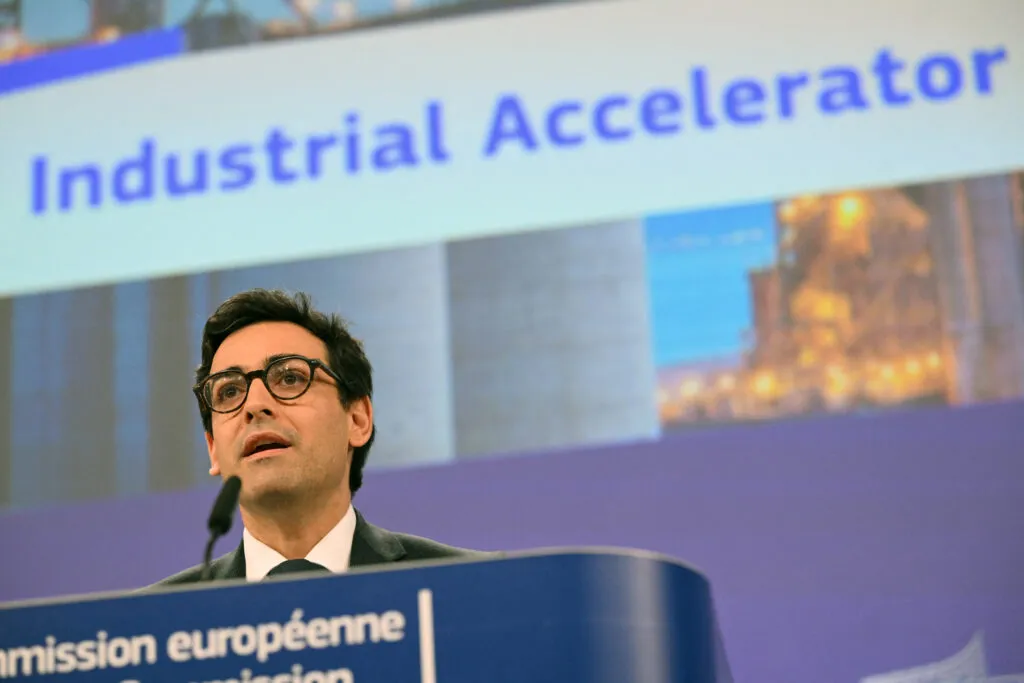 Stéphane Séjourné lors de la présentation de la loi sur l’accélération industrielle à Bruxelles