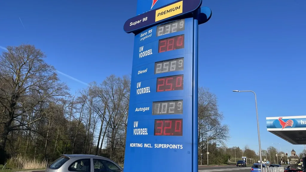 With high pump prices, Dutch motorists refuel more often in Belgium and Germany