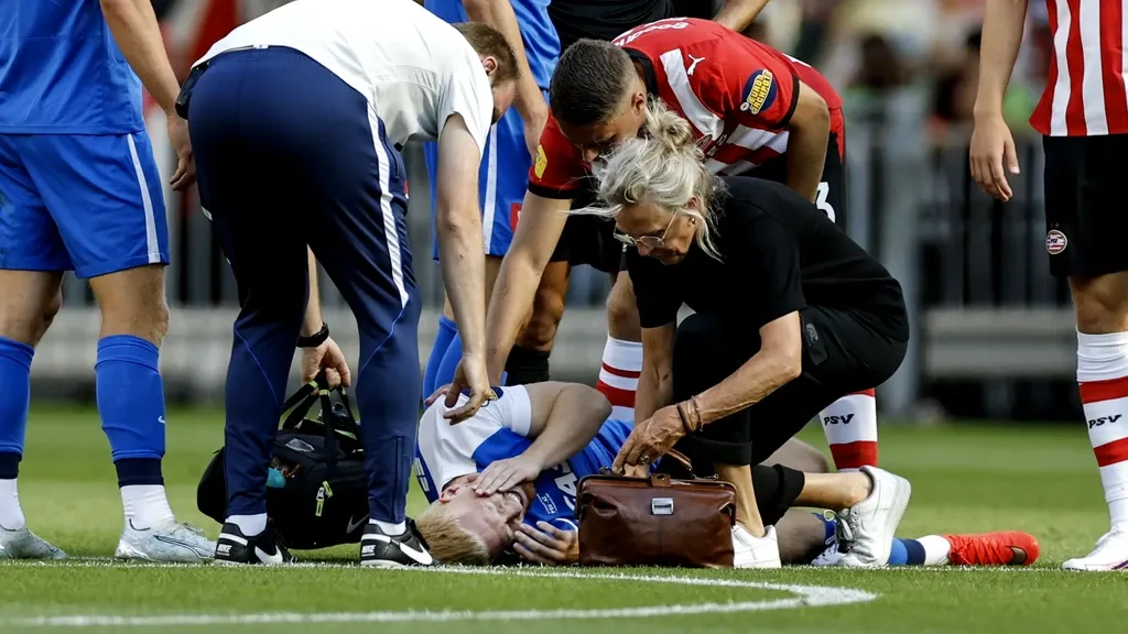 AZ striker Meerdink feared for his ear; Veerman apologetic about red card