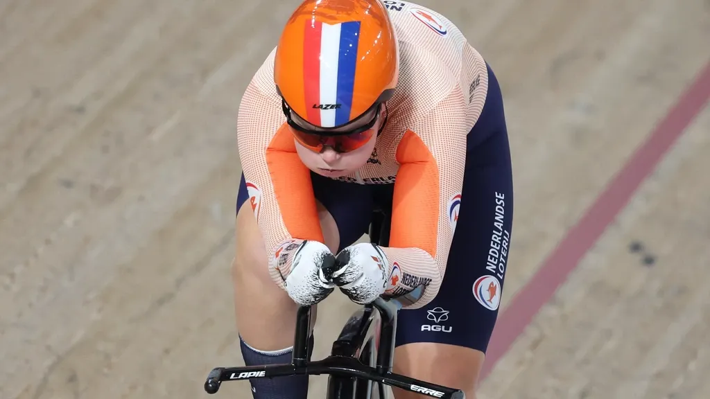 Para-cyclist Van den Aarssen wins world title in the kilometre time trial, debutante Blok takes bronze