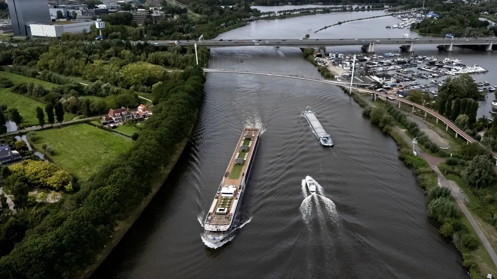 Rijkswaterstaat backs down: Amsterdam–Rhine Canal to stay open at night