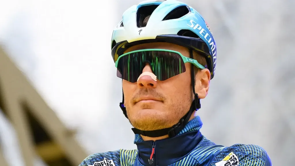 Cyclist Van Baarle sustains wrist fracture in crash: 'Helmet saved his life'