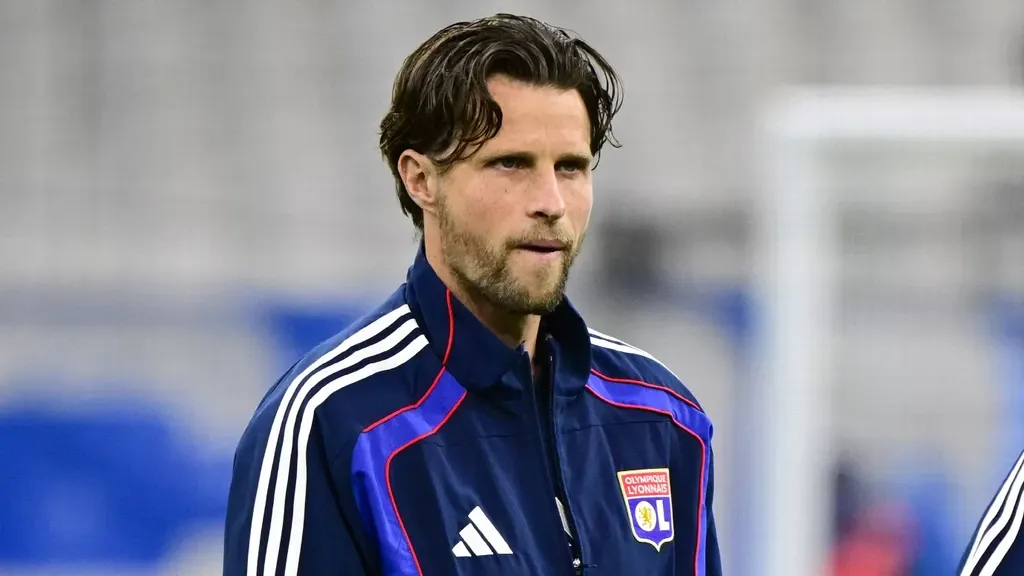 'Groningen surprises by bringing back thirteen-time Oranje international Hateboer'