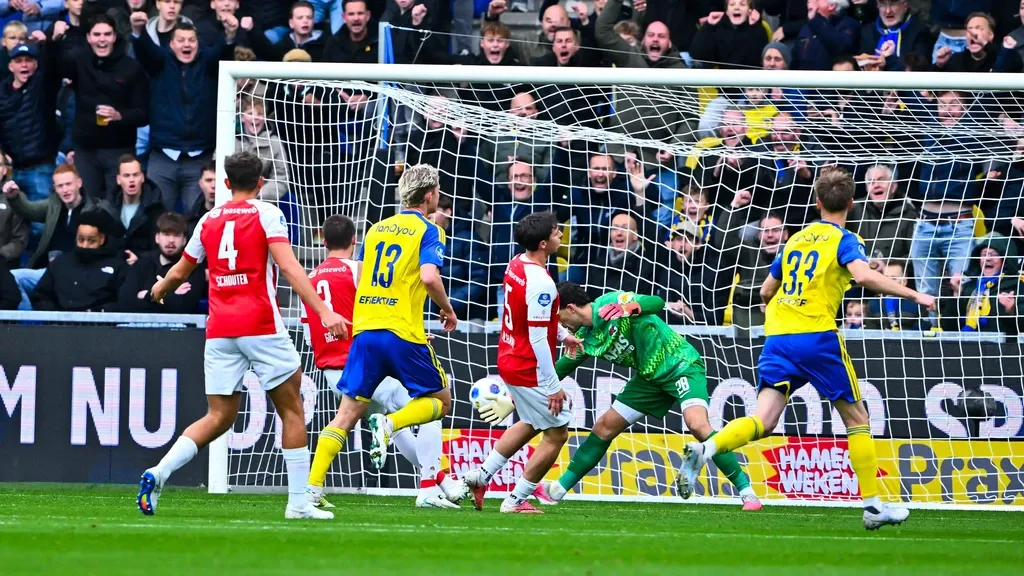 AZ fails to beat ten-man Cambuur and drops points again