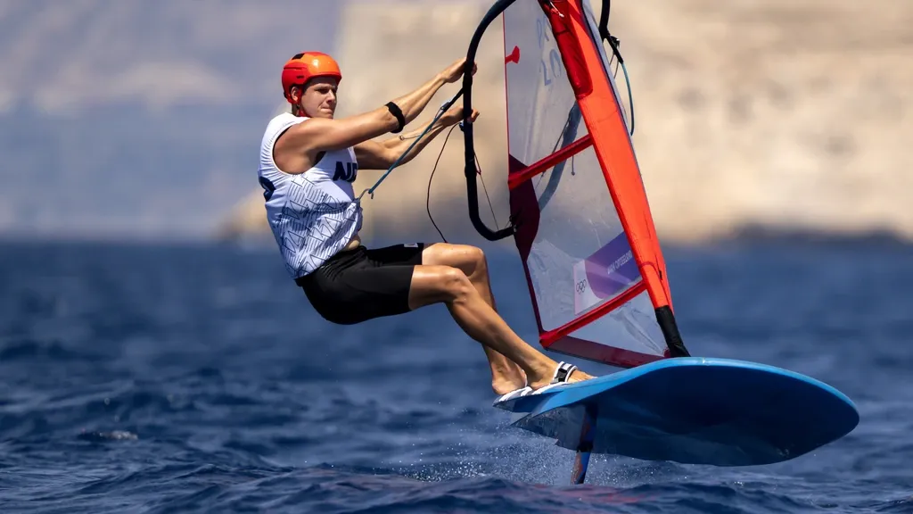 Van Opzeeland crowned iQFoil world champion again, Badloe furious after race was re-sailed
