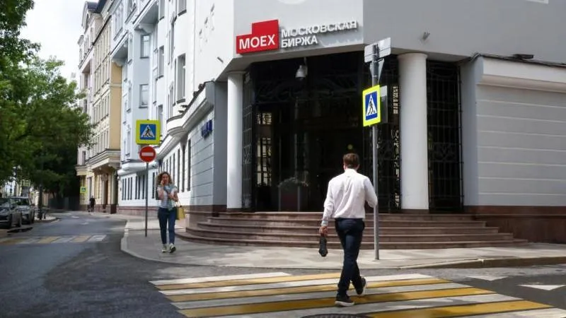 Russian stock market climbs at the opening, showing resilience amid tensions