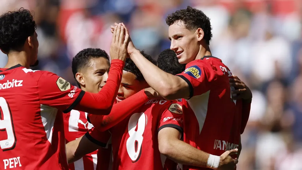 PSV convinces with stand-out Van Bommel against Groningen, Geertruida debuts